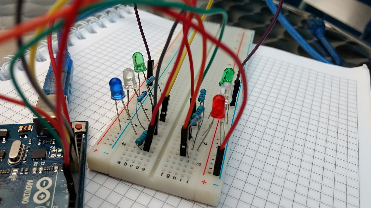 Saiba a importância do protoboard em projetos com Arduino? - Revista Dicas