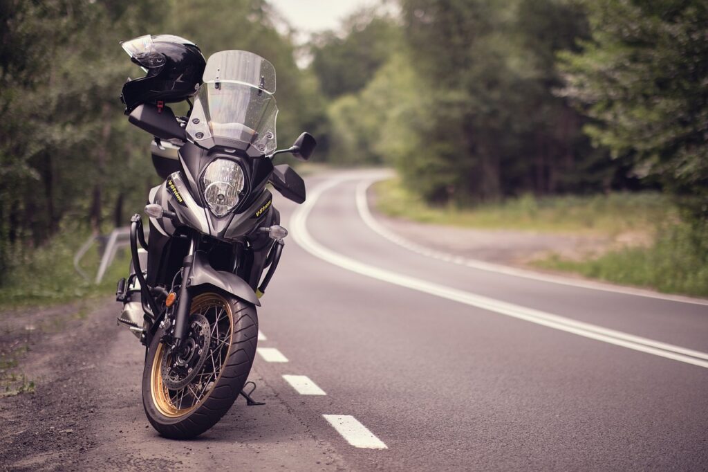como viajar de moto com segurança
