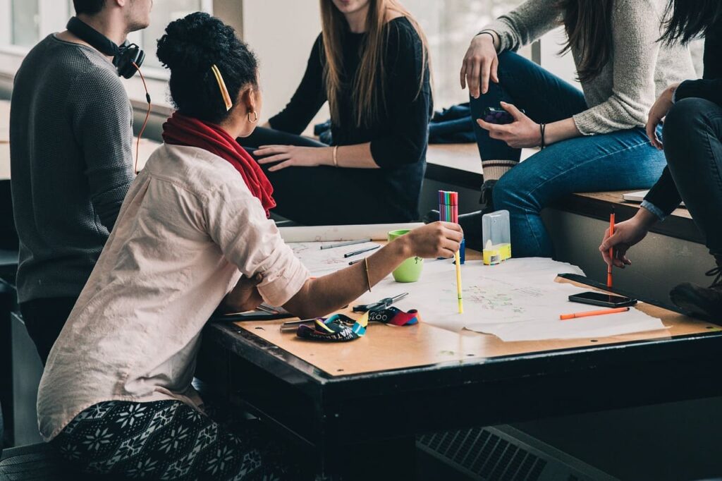 Como resolver conflitos com colegas de trabalho