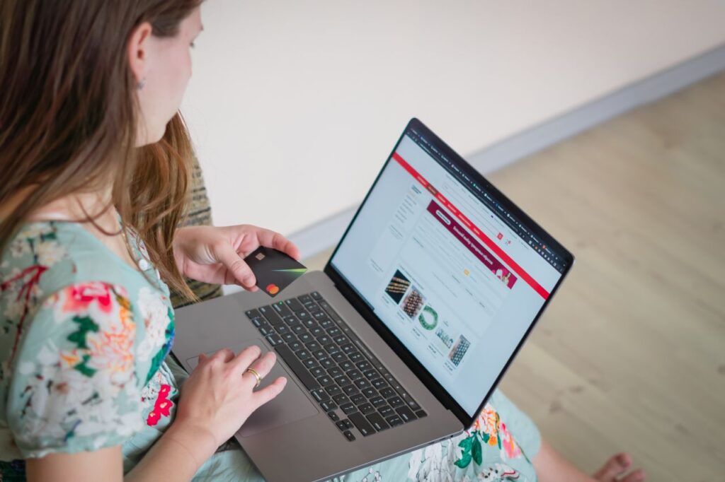 Como economizar nas compras online usando cupons de desconto